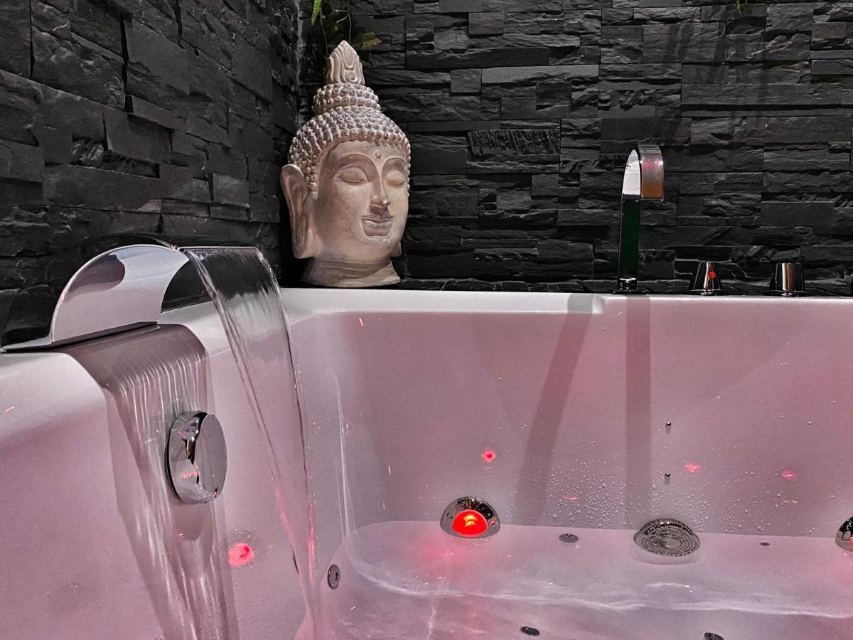 Suite Jacuzzi Privatif Plage Des Catalans Marseille Bagian luar foto