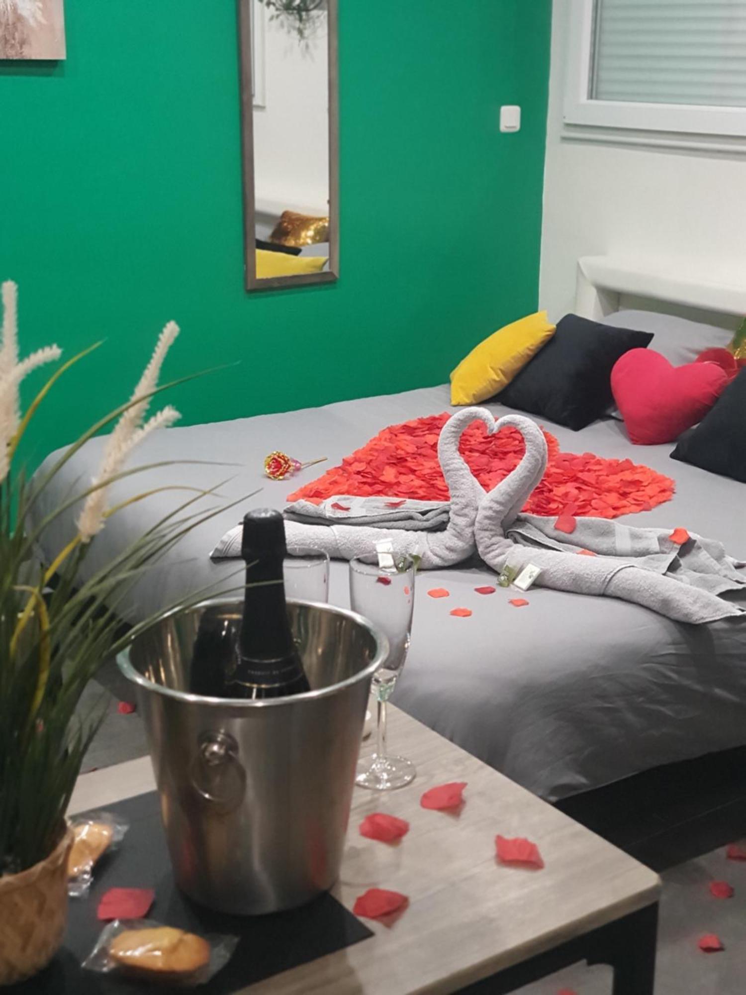 Suite Jacuzzi Privatif Plage Des Catalans Marseille Bagian luar foto